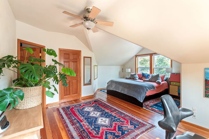 „Бяхме голяма група и имаше повече от достатъчно място за всички. Къщата беше добре оборудвана с абсолютно всичко, от което се нуждаехме, а леглата бяха супер удобни.„- Джули, гост ноември 2016 г.