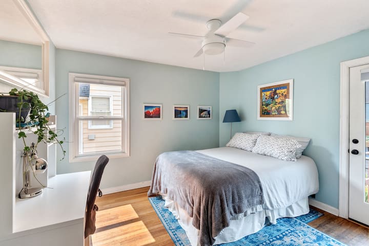 Сладка и уютна кралица. „Домът на Том е прекрасен дом за всяка група, включително деца. Имаше достатъчно място за всички нас и леглата бяха удобни .“ - Тифани, гост, ноември 2014 г.