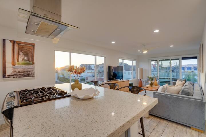 Modern Beach House Steps to Beach w/ Rooftop Deck gallery image 3