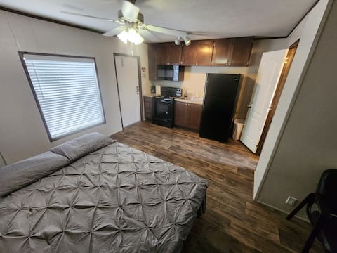 Single room unit#8 Private shower Nopets/Nosmoking