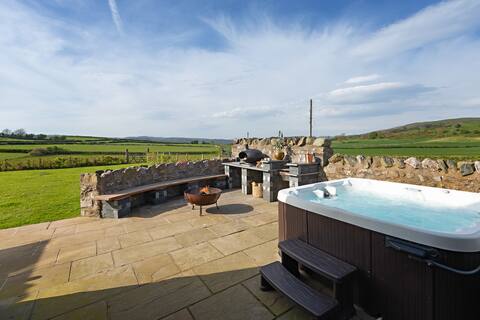 Beautifully renovated barn, Hot Tub, Nr. Cartmel