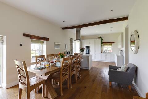 Top performing Airbnb: Beautifully renovated barn, Hot Tub, Nr. Cartmel in Lower Allithwaite