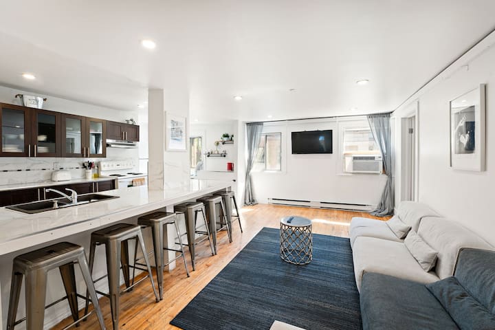 Huge & Stylish – Free Parking – Sleeps 22!