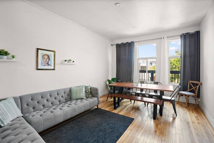 Huge & Stylish – Free Parking – Sleeps 22! gallery image 3