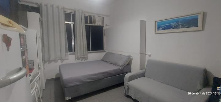 ● Cama casal, colchão Ortobom D33 (100% ESPUMA);
● Colchão solteiro extra/espuma D33-Ortobom (usar sobre o sofá-cama);
● Ar condicionado Springer.
● Janelas com película blackout.