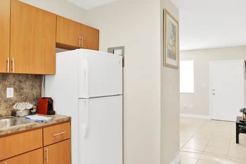 Top performing Airbnb: Great Spot | Fast WiFi | Kitchen | Free Parking in Palm Grove