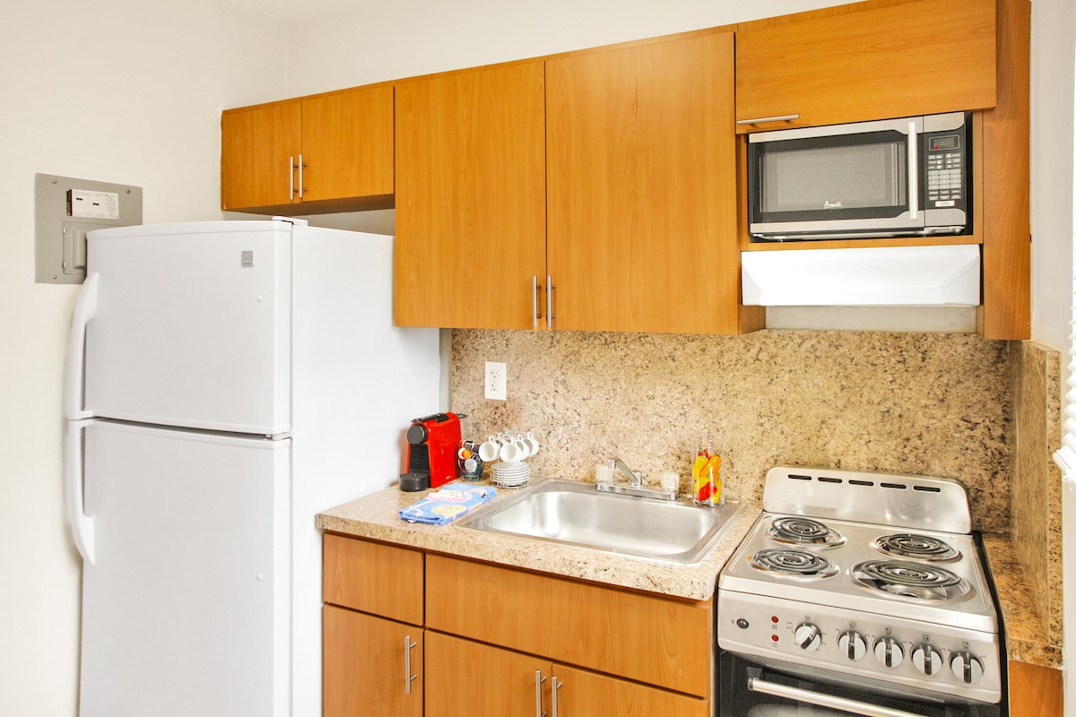 Top performing Airbnb: Walkable | Nespresso | Smart TV | Free Parking in Palm Grove