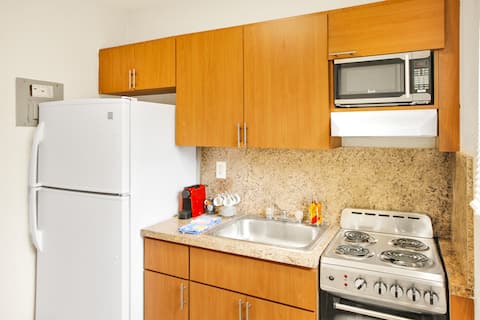Top performing Airbnb: Walkable | Nespresso | Smart TV | Free Parking in Palm Grove