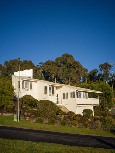 Seatons - Aussie Beach House Overlooking the Sea