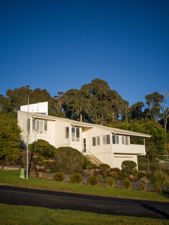 Seatons - Aussie Beach House Overlooking Tathra - Tathra