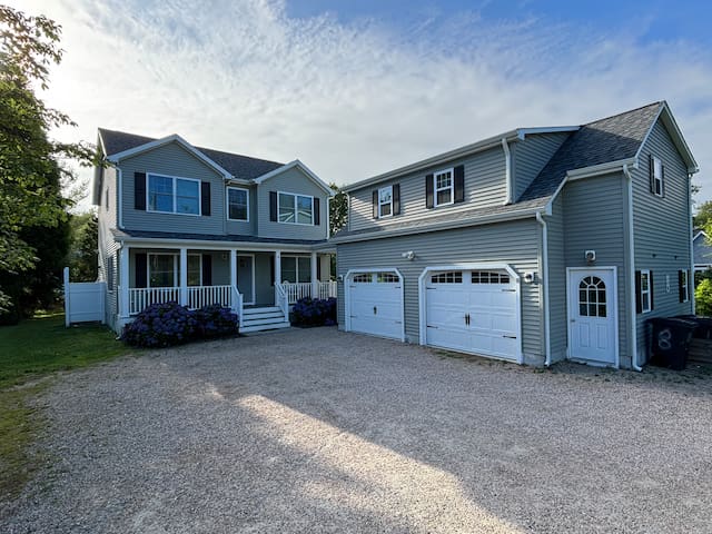 6 BR / 4 BA home in Narragansett Pier!