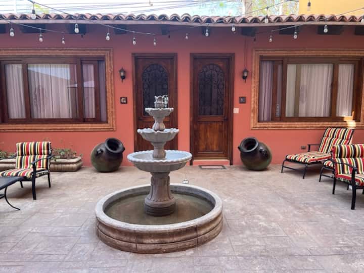 Casitas se nalazi u dvorištu.  The Aztec Room is on left side and the Blue Room is on right side.  Dvorište se može dijeliti s drugim gostima.