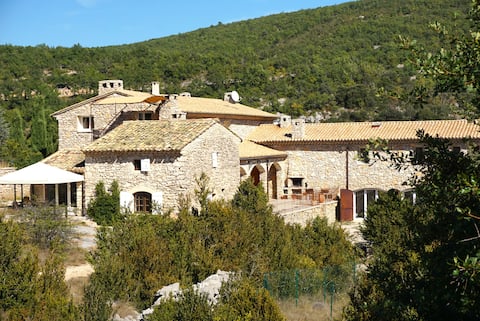 Provençal country house with tennis court and pool