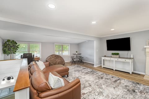 Top performing Airbnb: Lakefront Bungalow: Kayaks, Arcade & Relaxation in Southmont
