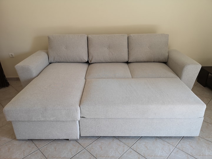 客厅内有一张沙发床