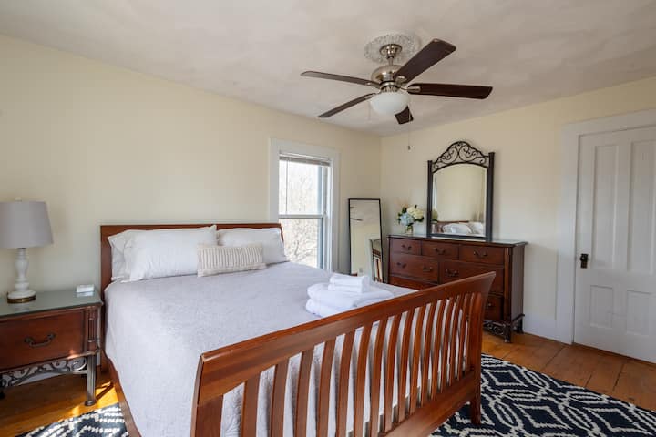 Დატკბით ხის მყარი საწოლის კომფორტით, რომელიც გარშემორტყმულია მომხიბლავი ჩიტების ანაბეჭდებით.