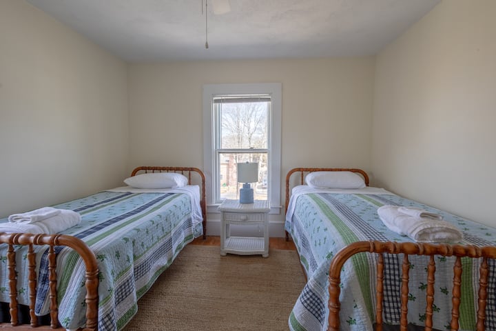 Ანტიკვარული საწოლები, სრულიად ახალი ლეიბებით, ვინტაჟური მომხიბვლელობისა და კომფორტის ნაზავს გთავაზობთ.