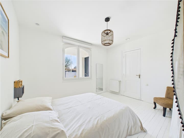 Një dhomë gjumi e dytë e ndritshme me një krevat dopio dhe gardërobë.