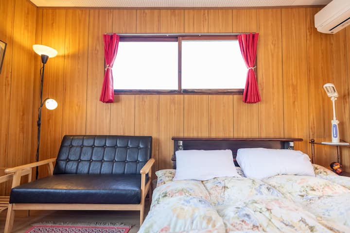 ห้องเตียงคู่บนชั้นสองมีระเบียงขนาดเล็กสำหรับตากผ้าด้านหลัง