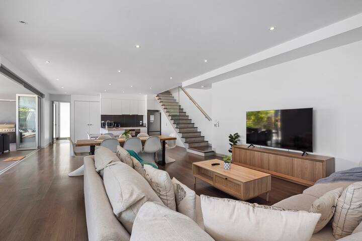 Master Luxury Escape – Sleeps 17! gallery image 5