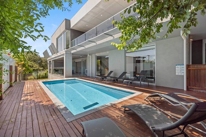 Master Luxury Escape – Sleeps 17! gallery image 2