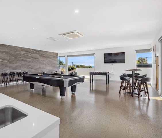 Master Luxury Escape – Sleeps 17!