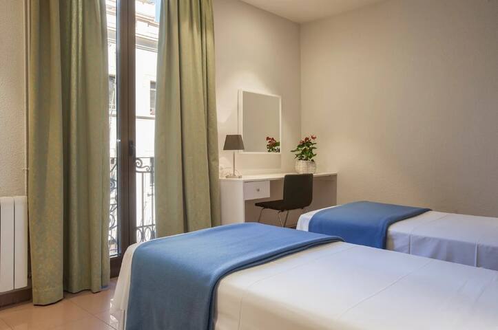 Central Barcelona: Nice Apartment for 6 people gallery image 3