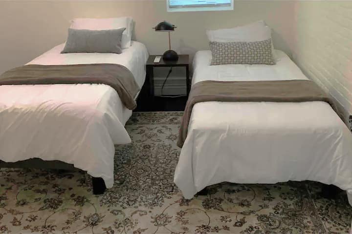 ห้องนอนที่ 2 มีเตียงเดี่ยว 2 เตียงที่สะดวกสบาย