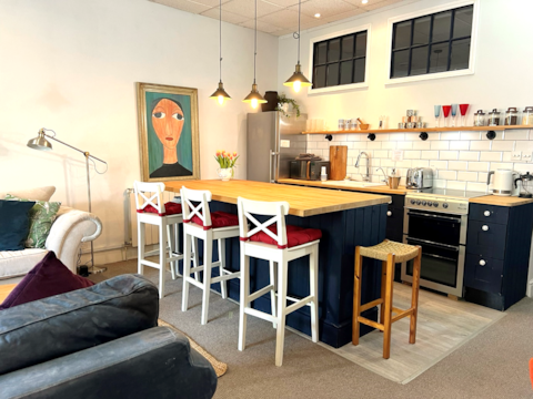 Hampton Court Grand Snug Sleeps 2-6 Walk to Palace