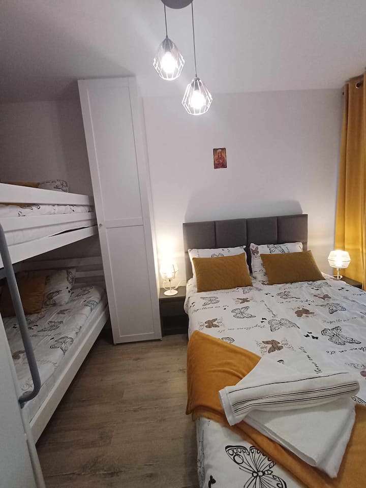 一间卧室配有一张双层床和一张双人床，可分成两张独立的床。