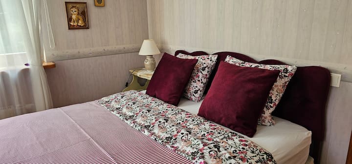 ห้องนอนบนชั้น 2 พร้อมเตียงคู่