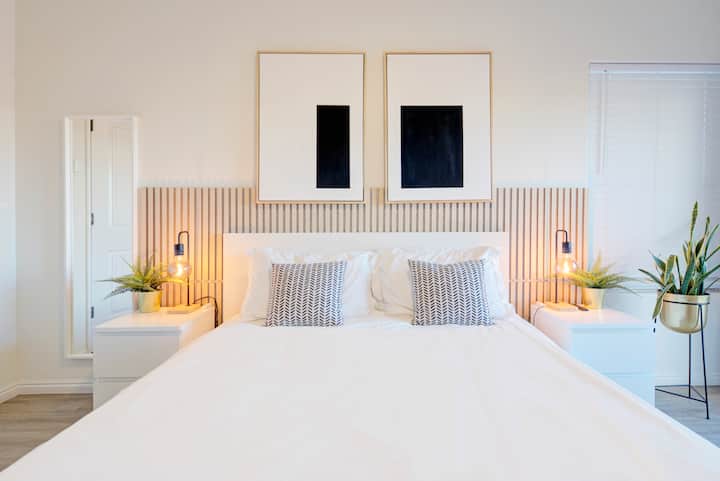 Großes Hauptschlafzimmer mit Queensize-Bett, eigenem Bad, 50-Zoll-Fernseher und großem Kleiderschrank zur Aufbewahrung