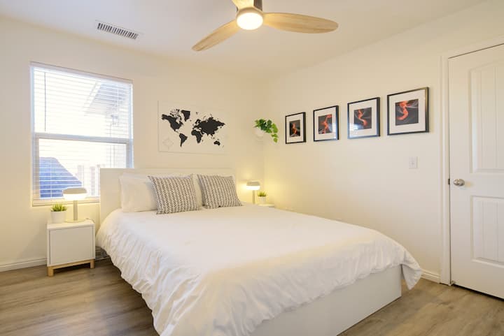 2. Schlafzimmer mit Queensize-Bett, Deckenventilator, großem Kleiderschrank und Ganzkörperspiegel