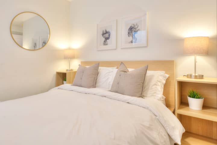 2. Schlafzimmer mit Queensize-Bett, Deckenventilator, Fernseher, großem Kleiderschrank, Ganzkörperspiegel und schöner Aussicht aus den Fenstern