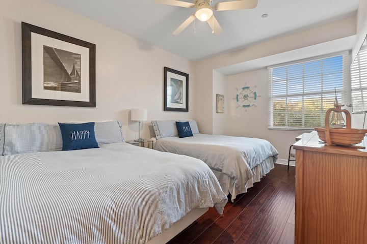 Спална соба на 3-ти кат со 2 брачни кревета, како и сопствена бања. 