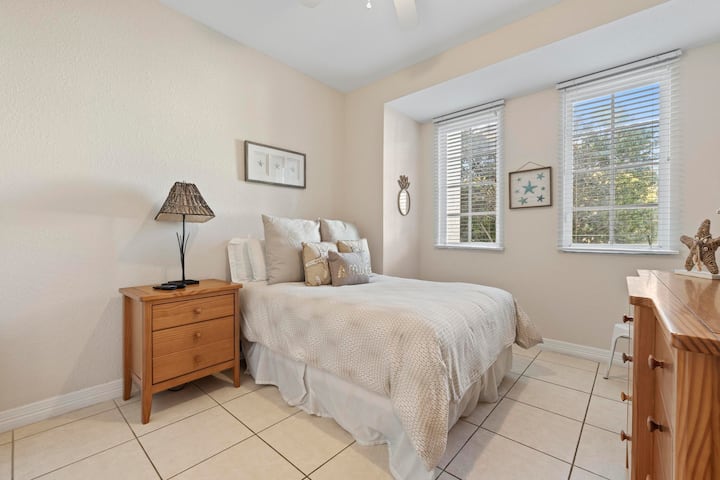 Спална соба на 2-ри кат со кревет во целосна големина. 