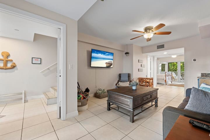 Каучот во овој простор се претвора во кауч на спуштање, ако ви треба дополнителен простор за спиење. 