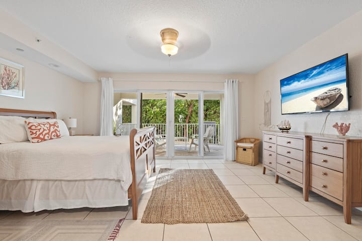 Спална соба на првиот кат со брачен кревет (широк 150-179 см) и уште еден балкон со простор за седење. 