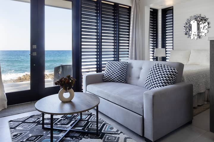 Studio cottage, ocean views (20 meters from main house). 