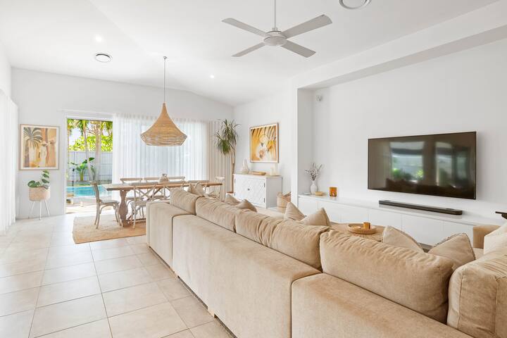 Palm Cove Gated Beachside Retreat gallery image 2