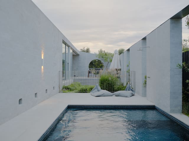 Topaz Beach House – Luxe Coastal Living with Pool