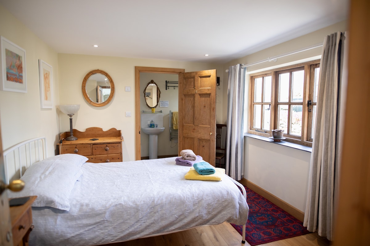 Spálňa s vlastnou kúpeľňou na prízemí