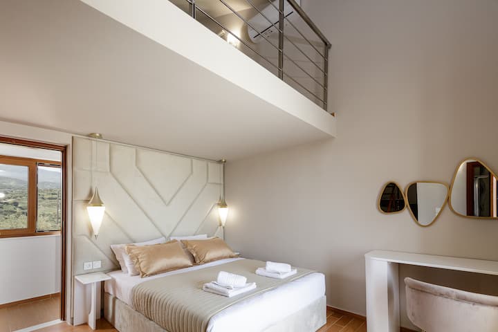 King-size bed (1.80 x 2.00), convertible to two twin-size beds upon request, ensuite bathroom with a stand-up shower, 43” TV and wardrobe