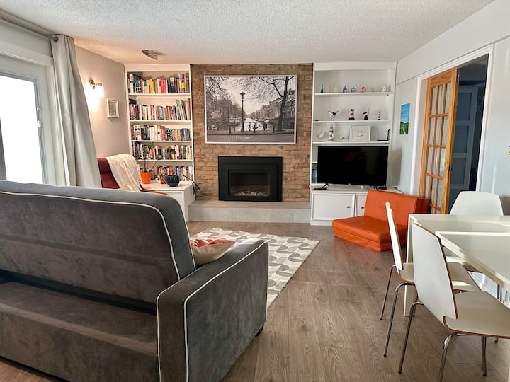 Kábeltévé. Olvass egy könyvet a könyvespolcról. Télen kényelmesen elhelyezkedhetsz a gázkandalló mellett! 