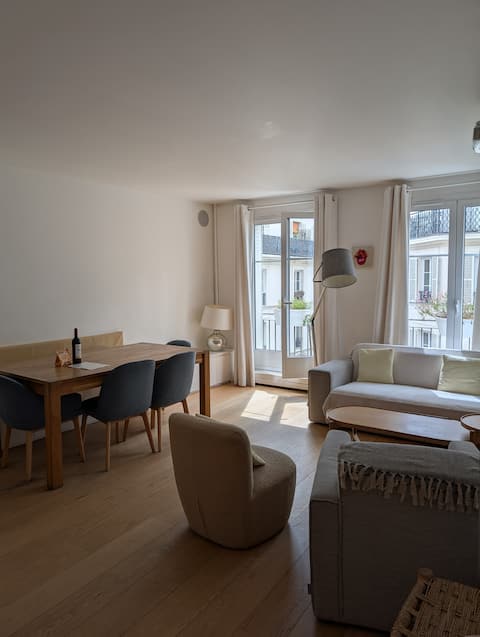 Top performing Airbnb: 3 or 4 bedroom apartment, perfect location! in Paris