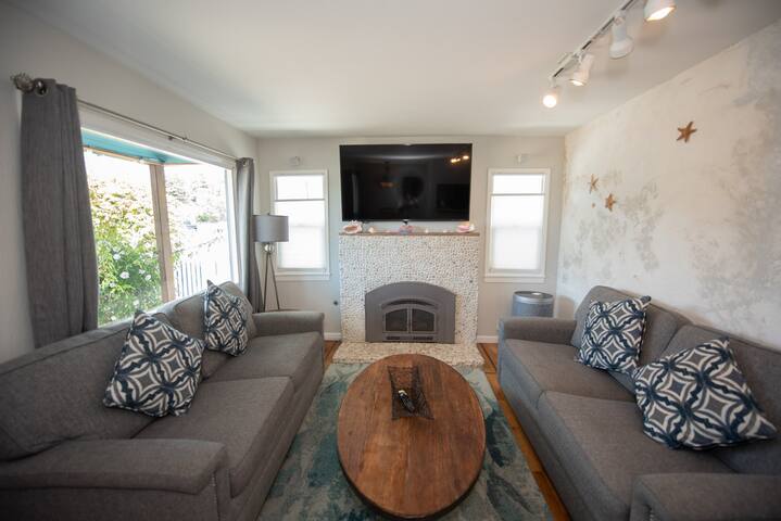 Walk to Capitola Beach, Pleasure Point or 41st Ave gallery image 3