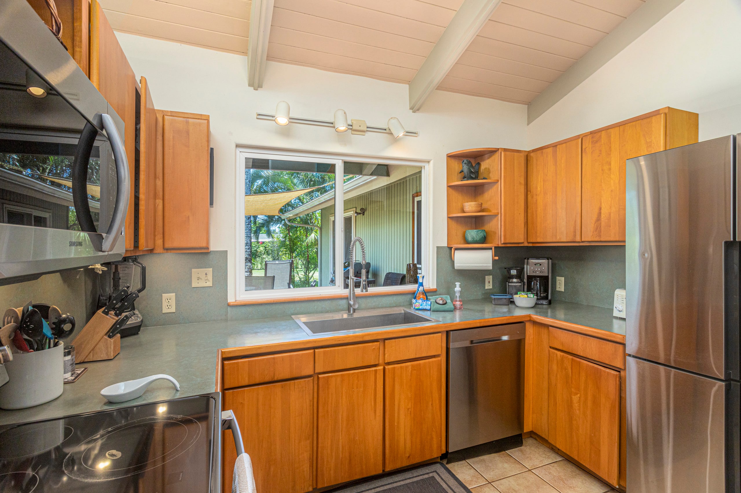 Private, 2 bdr Hawaiiana Charmer ~ Bonus Room avl - Image 11