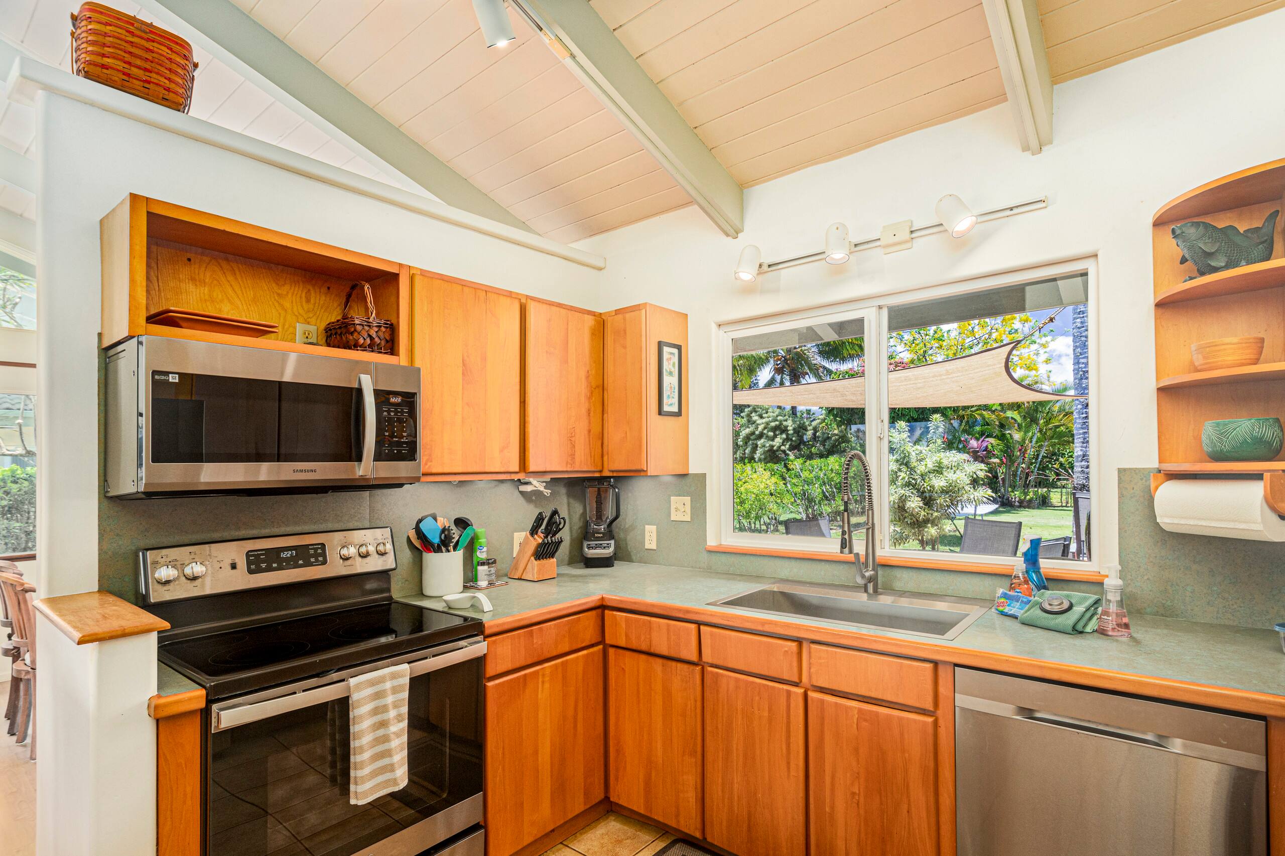 Private, 2 bdr Hawaiiana Charmer ~ Bonus Room avl - Image 7