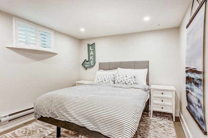 سرير ملكة في الطابق السفلي