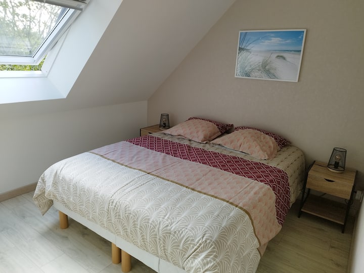 Chumba cha kulala kilicho na kitanda cha ukubwa wa kifalme, meza za kando ya kitanda, kabati la nguo